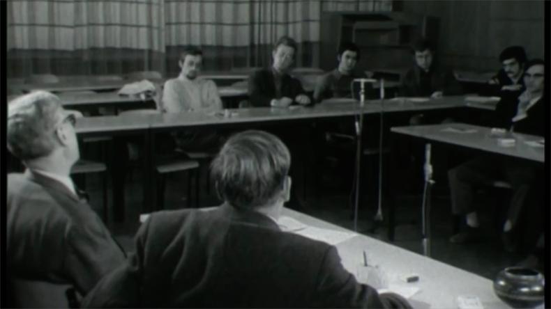 Theodor Eschenburg spricht über politische Filmdokumente aus den Jahren 1930-1933, Tübingen 1970. IWF (Göttingen), 1975. https://doi.org/10.3203/IWF/G-151, showing the scene in the classroom. From behind, we see Eschenburg on the left and Karl-Friedrich Reimers on the right. Courtesy of the TIB Hannover, cc-3.0